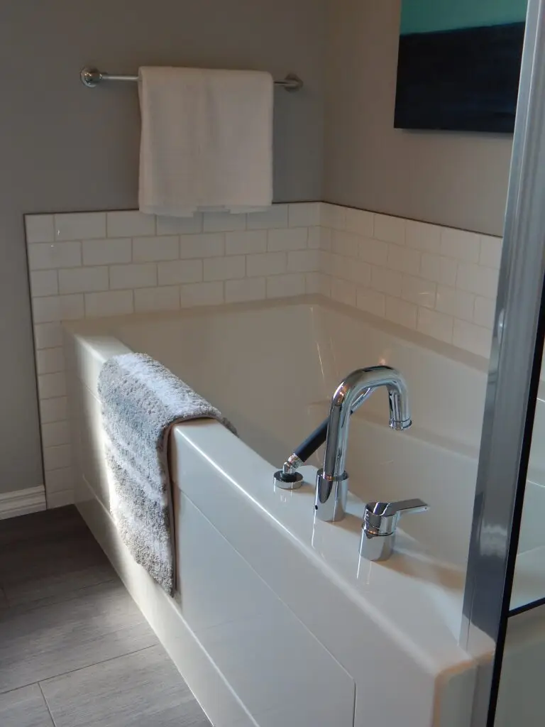 bathtub needs Houston bathtub repair