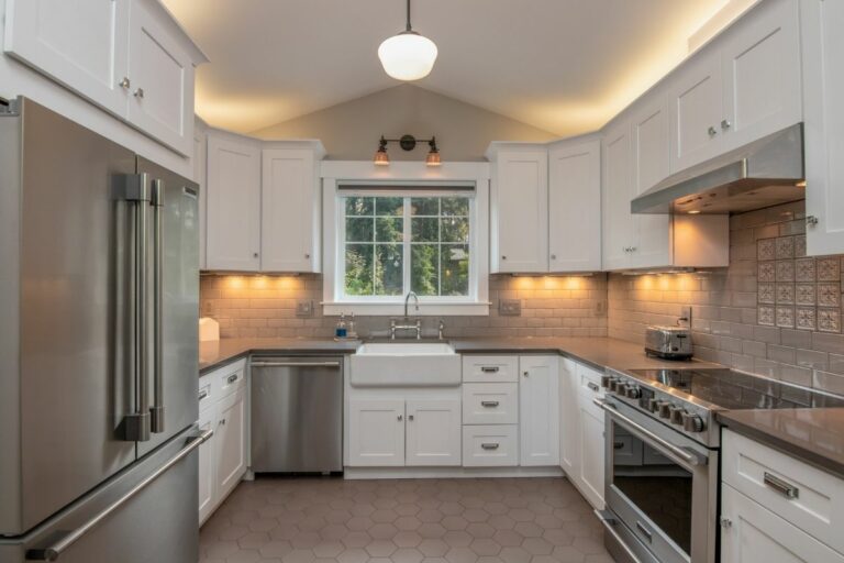 Kitchen with farmhouse sink after Houston kitchen remodeling