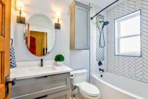bathtub/shower combo in modern bathroom that needs Houston bathtub repair for a leaky faucet