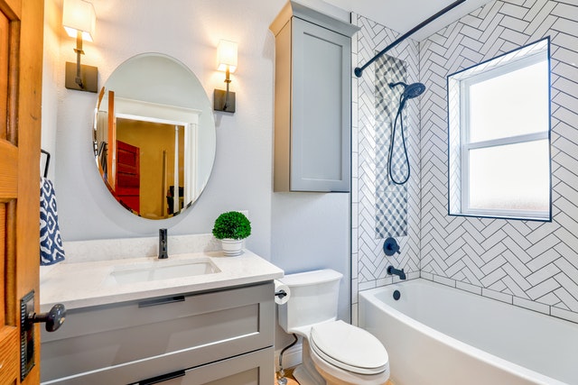 bathtub/shower combo in modern bathroom that needs Houston bathtub repair for a leaky faucet