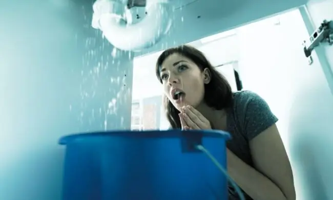 woman panicking due to water leak needing 24 hr plumber in Houston